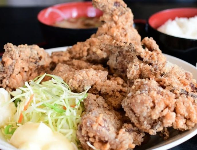 大きな唐揚げがのった、はつねの唐揚げ定食