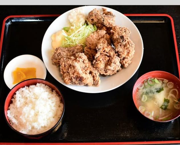 唐揚げ・ごはん・味噌汁・漬物がのった唐揚げ定食
