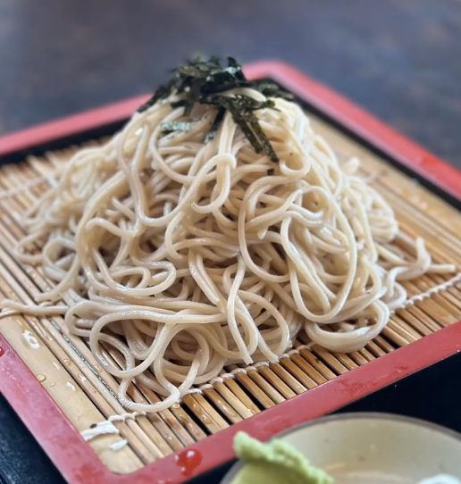 せいろに盛ったもりそば