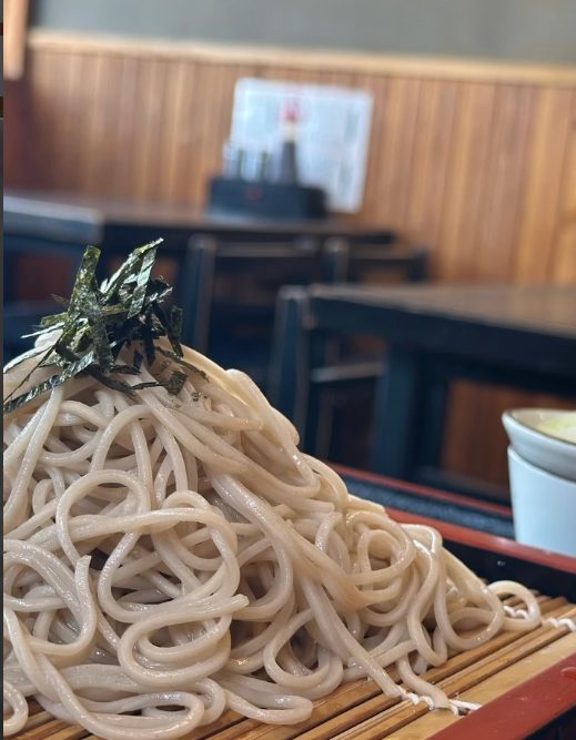 はつねの店内。テーブル席とおそば